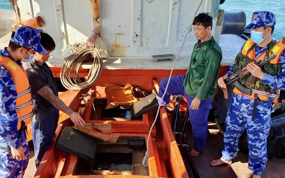 Cảnh sát biển bắt giữ tàu chở 70.000 lít dầu DO không rõ nguồn gốc
